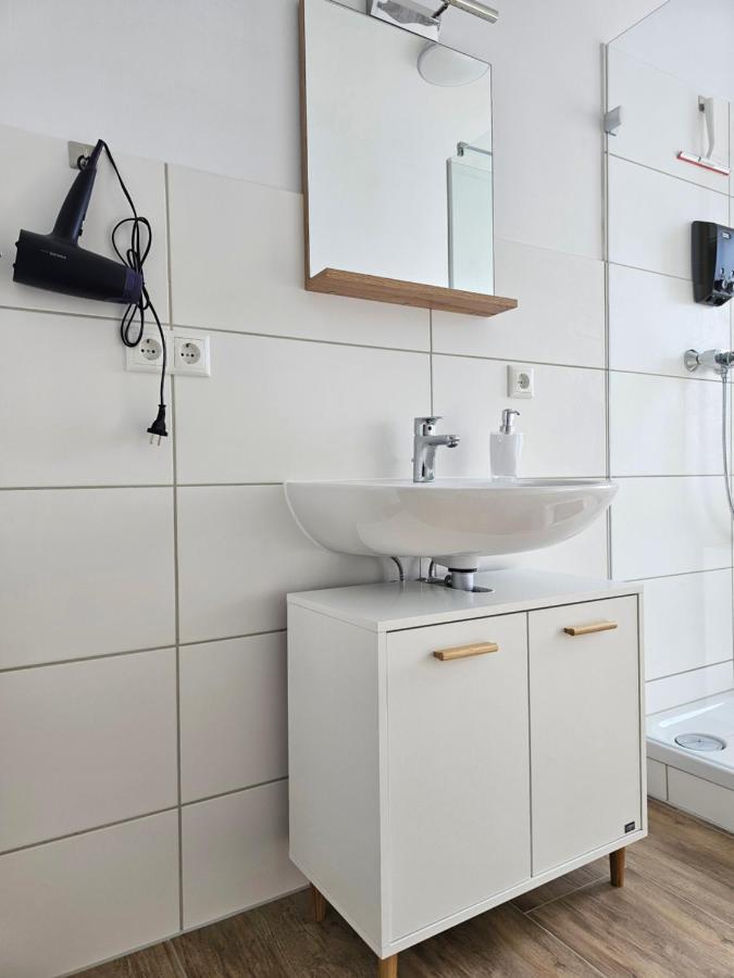 Schoene Grosse Ferienwohnung 79M2 Und 2 Baeder, Zentrumnah, 2Og Erfurt Exterior photo