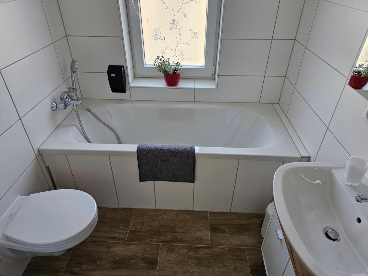 Schoene Grosse Ferienwohnung 79M2 Und 2 Baeder, Zentrumnah, 2Og Erfurt Exterior photo
